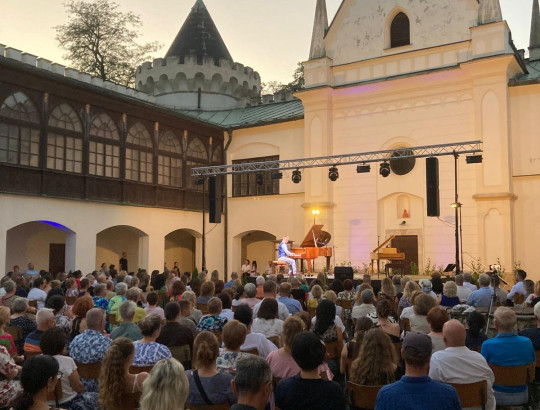 LETNÁ ROMANTIKA POD HVIEZDAMI